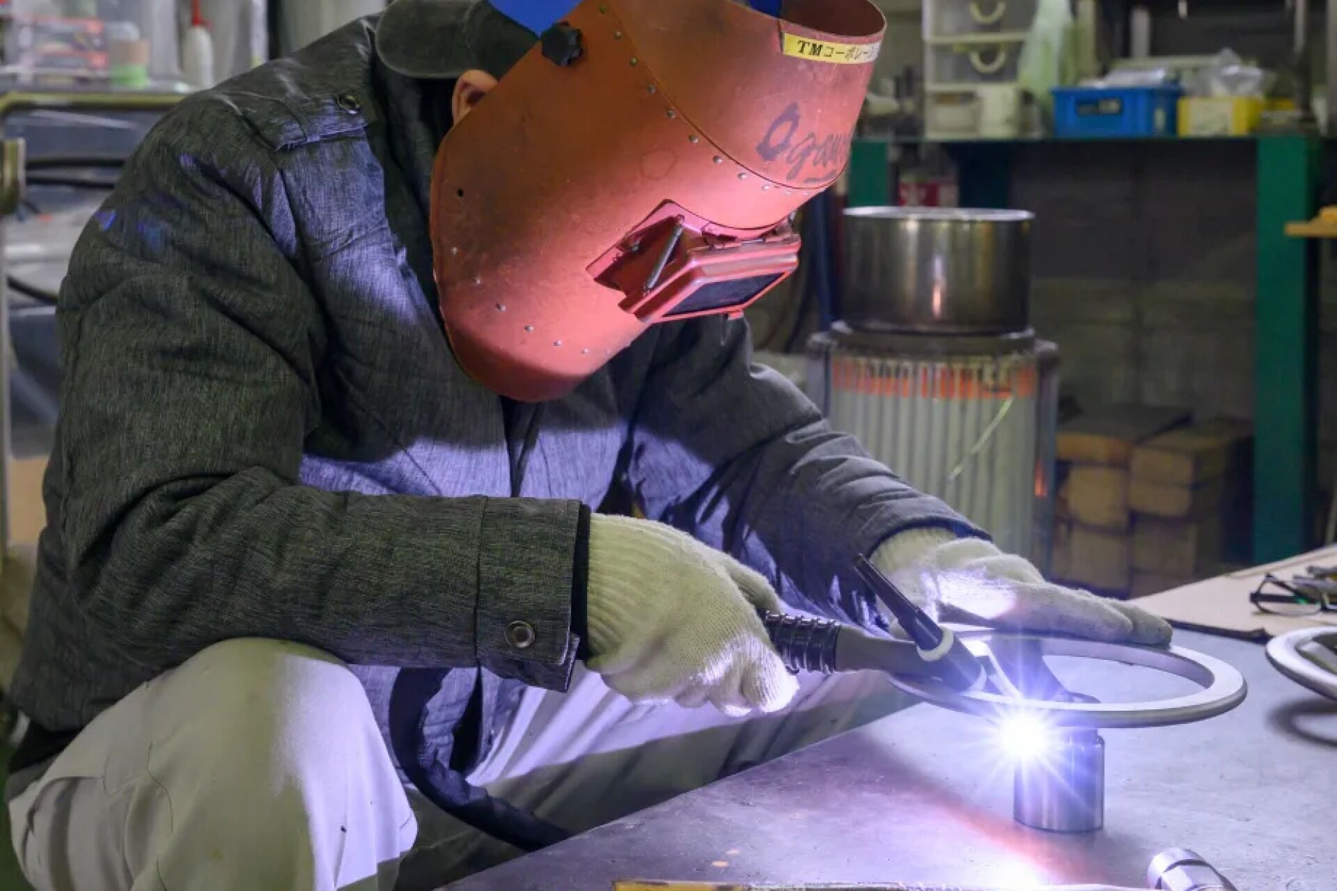 機械を製造